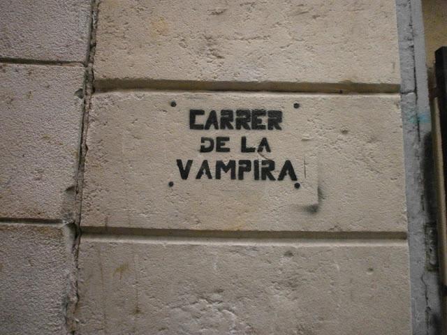 BARCELONA...LA VAMPÍRA DEL RAVAL, FOTOS REGALO DE CHORDI , DE LOS BLOGS:... http://lostbarcelona.blogspot.com.es/2013/07/los-vecinos-del-barrio-chino.html...Y ,http://barcelonastreetart.blogspot.com.es/2013/02/el-080-marca-estilo-en-barcelona.html...18... BARCELONA...LA VAMPÍRA DEL RAVAL, FOTOS REGALO DE CHORDI , DE LOS BLOGS:... http://lostbarcelona.blogspot.com.es/2013/07/los-vecinos-del-barrio-chino.html...Y ,http://barcelonastreetart.blogspot.com.es/2013/02/el-080-marca-estilo-en-barcelona.html...18...