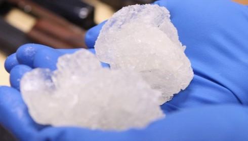 Dos piedras de metanfetamina cristalizada incautadas por la policía / Getty