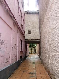 Callejón cerca de La Magdalena, Zaragoza, Polidas chamineras Callejón cerca de La Magdalena, Zaragoza, Polidas chamineras