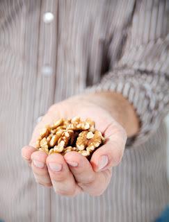 Acelgas con cebollas caramelizadas, pasas y nueces con jarabe de arce Acelgas con cebollas caramelizadas, pasas y nueces con jarabe de arce