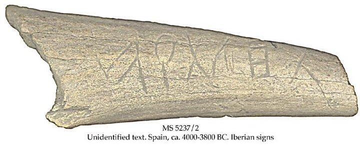Hueso datado en más de 6000 años con inscripción del tipo Tartessia o meridional que puede leerse como Atal-Tarte (desciframiento por Georgeos Díaz-Montexano, 2004).
