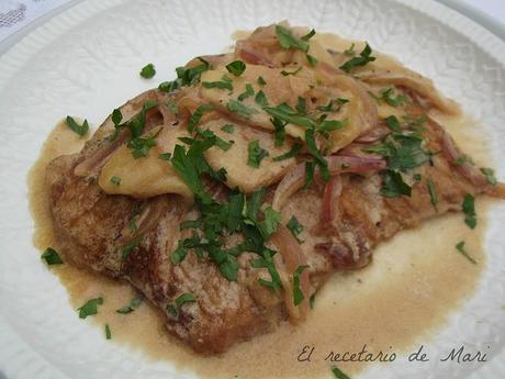 BISTEC DE CERDO CON SALSA CREMOSA DE MANZANA BISTEC DE CERDO CON SALSA CREMOSA DE MANZANA