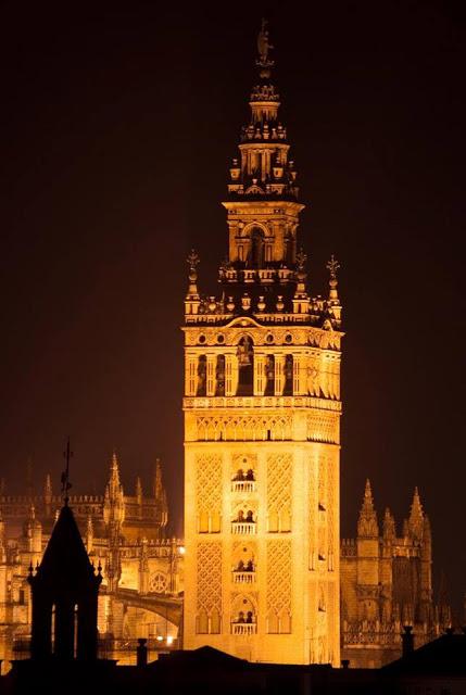 VEN A SEVILLA , EL VERANO TE ESPERA .