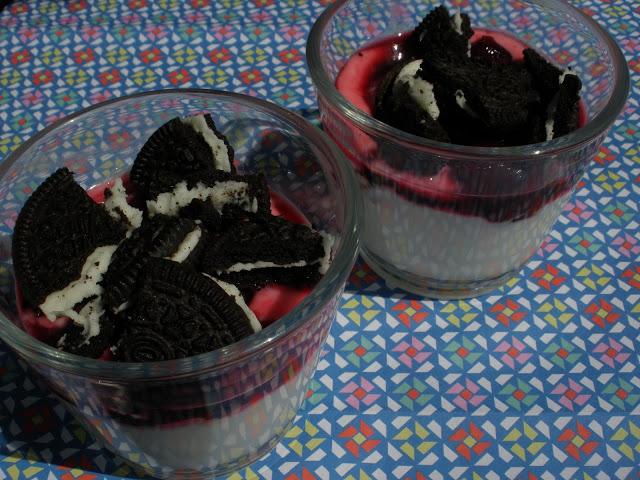 POSTRE RESULTÓN II- CON CEREZAS Y GALLETAS OREO POSTRE DE YOGHURT NATURAL CON COMPOTA CASERA DE CEREZAS Y GALLETAS OREO