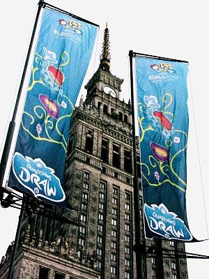 Imagen del Palacio de Cultura de Varsovia con las bandera...