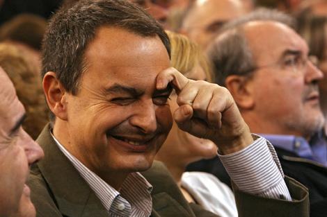 Zapatero_cejas bajo la alfombra