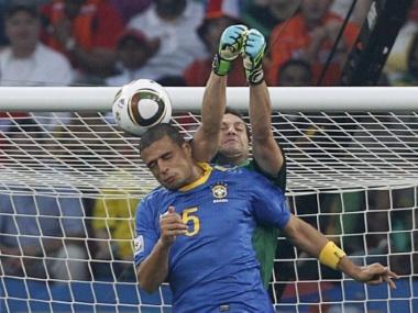 Brazil's Felipe Melo scores an own goal past his goalkeeper Julio Cesar during the 2010 World Cup quarter-final soccer match against Netherlands in Port Elizabeth July 2, 2010. REUTERS/Mike Hutchings (SOUTH AFRICA - Tags: SPORT SOCCER WORLD CUP)