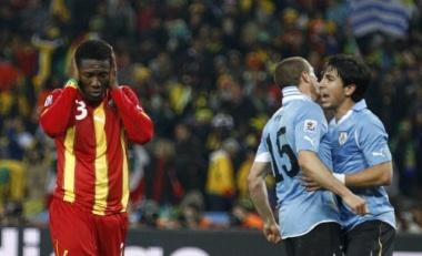 Ghana's Asamoah Gyan (L) reacts after missing a penalty kick during extra time in the 2010 World Cup quarter-final soccer match against Uruguay at Soccer City stadium in Johannesburg July 2, 2010. REUTERS/Kai Pfaffenbach (SOUTH AFRICA - Tags: SPORT SOCCER WORLD CUP)
