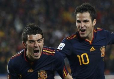 Spain's David Villa (L) celebrates his goal next to Cesc Fabregas during the 2010 World Cup quarter-final soccer match against Paraguay at Ellis Park stadium in Johannesburg July 3, 2010.    REUTERS/Eddie Keogh (SOUTH AFRICA - Tags: SPORT SOCCER WORLD CUP)