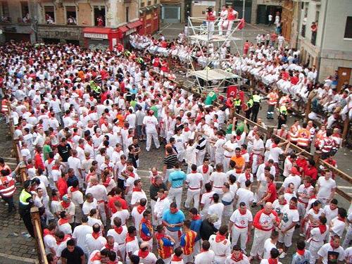 SAN SEBASTIAN, SAN FERMIN Y CAMPEONES!!!! Curva del ayuntamiento minutos antes del encierro