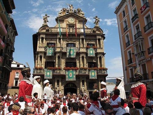 Gigantes y Cabezudos frente al ayuntamiento