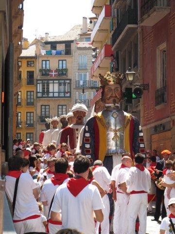 La comparsa en procesión por las calles de Pamplona