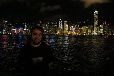 Mirando boquiabierto el cielo de Hong Kong Mirando boquiabierto el cielo de Hong Kong