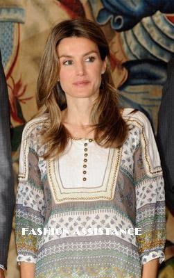 Dña. Letizia sigue las tendencias de moda: blusón, pantalón pitillo y bailarinas. El look de la Princesa Dña. Letizia sigue las tendencias de moda: blusón, pantalón pitillo y bailarinas. El look de la Princesa