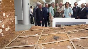 La Reina Sofía atiende las explicaciones del co-director de los yacimientos de Atapuerca. Foto: EFE / ABC.es