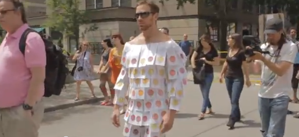 Depila a un modelo en la calle y pásatelo bien con el dolor ajeno! Depila a un modelo en la calle y pásatelo bien con el dolor ajeno!