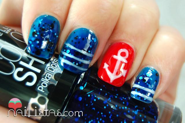 Uñas decoradas con ancla y motivos navy