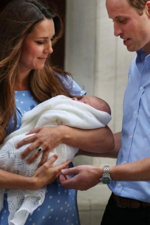 La Duquesa de Cambridge sale del hospital con un vestido de lunares de Jenny Packham La Duquesa de Cambridge sale del hospital con un vestido de lunares de Jenny Packham