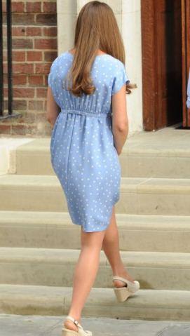 La Duquesa de Cambridge sale del hospital con un vestido de lunares de Jenny Packham La Duquesa de Cambridge sale del hospital con un vestido de lunares de Jenny Packham