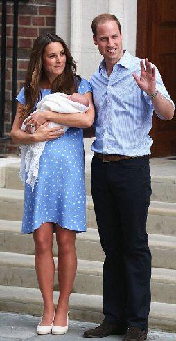 La Duquesa de Cambridge sale del hospital con un vestido de lunares de Jenny Packham La Duquesa de Cambridge sale del hospital con un vestido de lunares de Jenny Packham