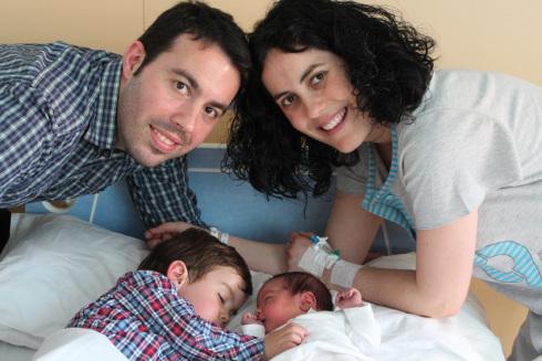 La ilusión de un parto natural Miquel & Martí con sus papás