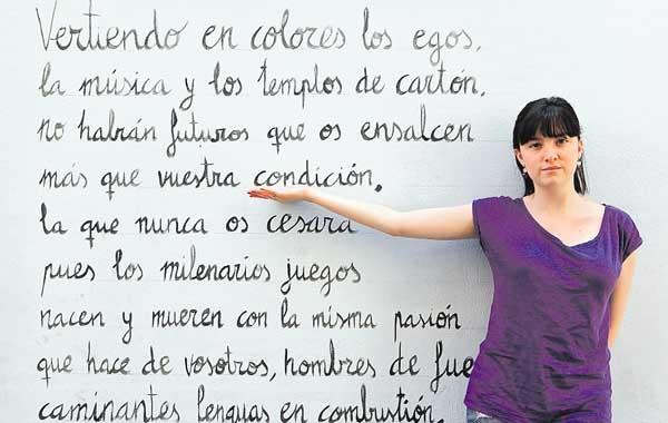 „Mir gefiel vor allem die Poesie“: Die Schriftstellerin Ana Pomares vor einem Graffiti am Geburtshaus des Literaten Carlos Arniches in Alicante. Fotos: Ángel García
