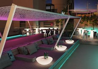 Tocando el cielo con las manos en Tartan Roof, la azotea del Círculo Tocando el cielo con las manos en Tartan Roof, la azotea del Círculo