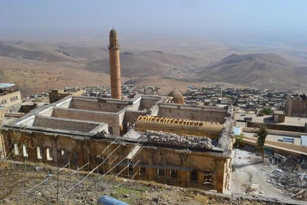 Medio Oriente, Parte 2: El hombre que me desfiguró la cara, y la triple frontera entre Siria, Turquía e Irak… La planicie mesopotámica, inmensa, vista desde la ciudadela de Mardin