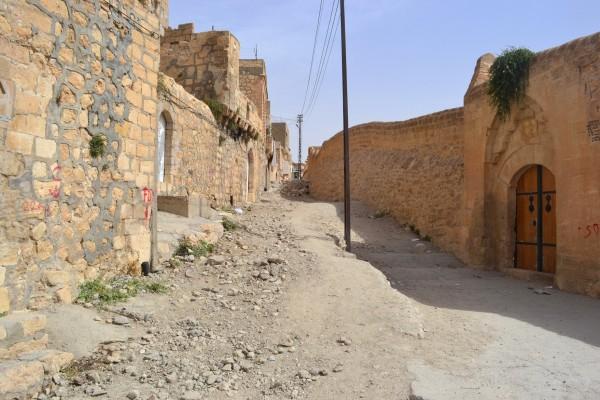 Medio Oriente, Parte 2: El hombre que me desfiguró la cara, y la triple frontera entre Siria, Turquía e Irak… Callejuelas de Mardin con su típica arquitectura medio-oriental