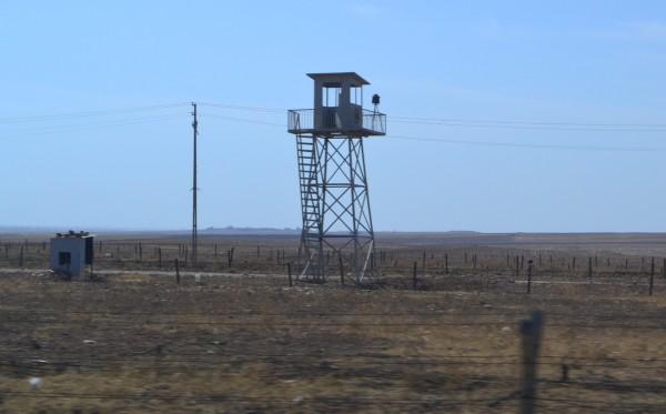 Medio Oriente, Parte 2: El hombre que me desfiguró la cara, y la triple frontera entre Siria, Turquía e Irak… Las torres de vigilancia turcas custodian la frontera con Siria