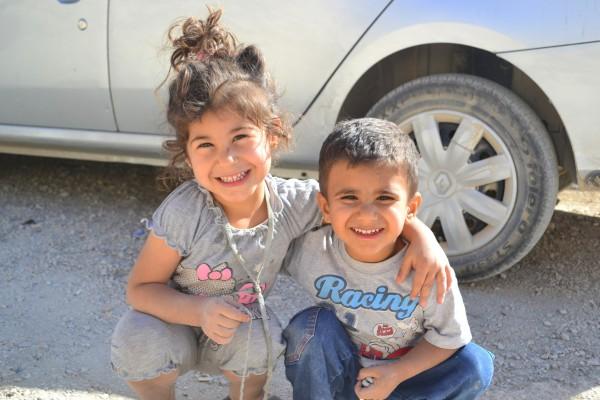 Medio Oriente, Parte 2: El hombre que me desfiguró la cara, y la triple frontera entre Siria, Turquía e Irak… Niños de Mardin, posando para unas fotos