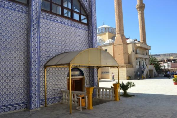 Medio Oriente, Parte 2: El hombre que me desfiguró la cara, y la triple frontera entre Siria, Turquía e Irak… La Mezquita del Profeta Noé, donde se guardan sus restos, en Cizre