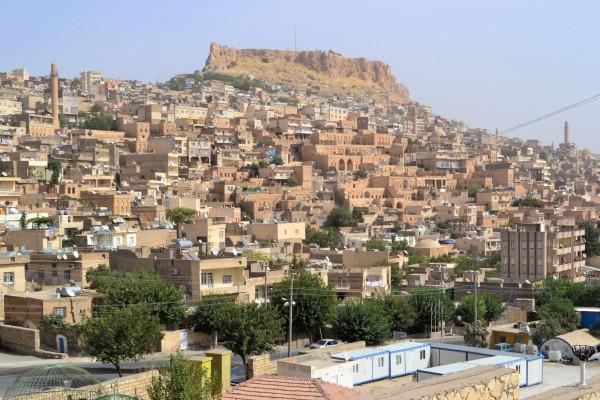 Medio Oriente, Parte 2: El hombre que me desfiguró la cara, y la triple frontera entre Siria, Turquía e Irak… Mardin: La preciosa ciudad en la montaña