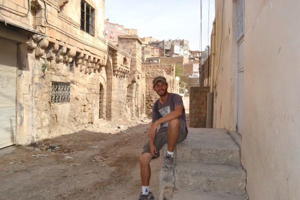 Medio Oriente, Parte 2: El hombre que me desfiguró la cara, y la triple frontera entre Siria, Turquía e Irak… Callejuelas de Mardin con su típica arquitectura medio-oriental