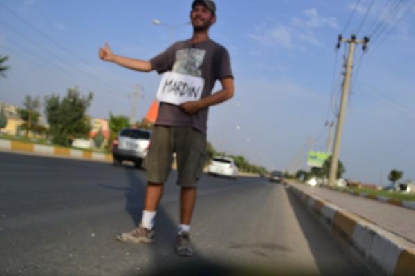 Medio Oriente, Parte 2: El hombre que me desfiguró la cara, y la triple frontera entre Siria, Turquía e Irak… Haciendo dedo hacia Mardin... (las medias desparejas eran un fiel retrato de mi estado!)