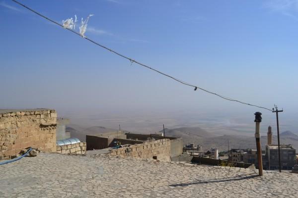 Medio Oriente, Parte 2: El hombre que me desfiguró la cara, y la triple frontera entre Siria, Turquía e Irak… La planicie mesopotámica, inmensa, vista desde la ciudadela de Mardin