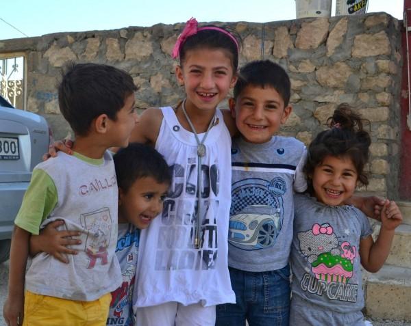 Medio Oriente, Parte 2: El hombre que me desfiguró la cara, y la triple frontera entre Siria, Turquía e Irak… Niños de Mardin, posando para unas fotos