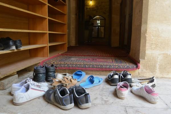 Medio Oriente, Parte 2: El hombre que me desfiguró la cara, y la triple frontera entre Siria, Turquía e Irak… Ingreso a una de las medrazas de Mardin, donde se requiere descalzarse previamente