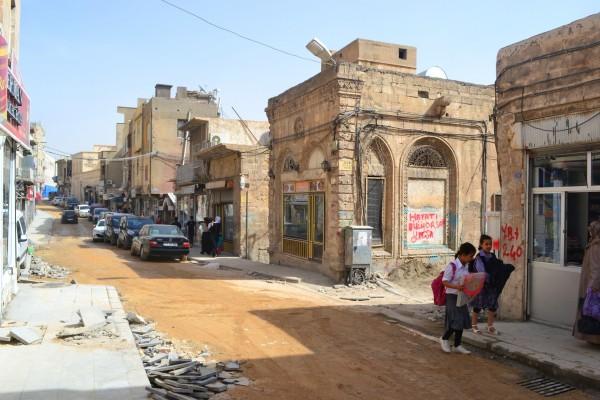 Medio Oriente, Parte 2: El hombre que me desfiguró la cara, y la triple frontera entre Siria, Turquía e Irak… Calles de Mardin con su típica arquitectura medio-oriental