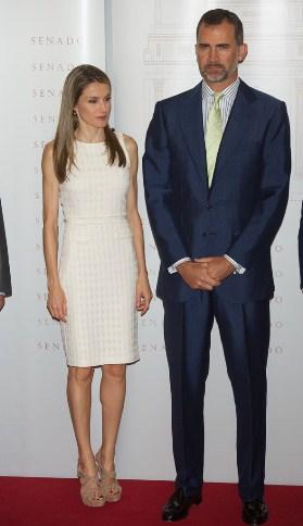 Dña. Letizia, de blanco, en los Premios Luis Carandell