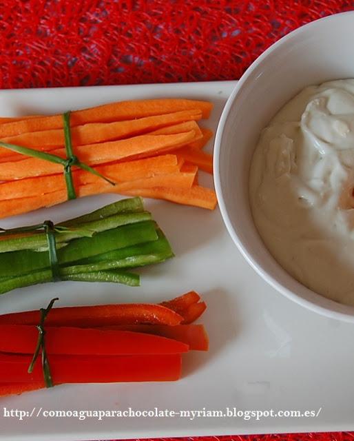 DIP DE ROQUEFORT CON CRUDITÉS DE HORTALIZAS.