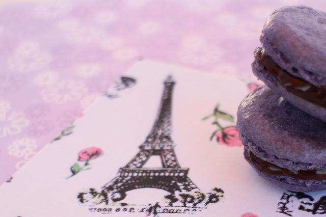 Macarons de violetas y chocolate negro. Macarons de violetas y chocolate negro.