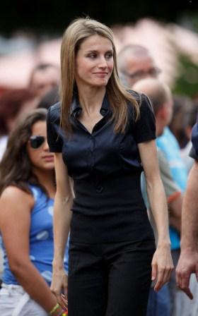 Dña. Letizia, de luto riguroso, visita Santiago junto a D. Felipe Dña. Letizia, de luto riguroso, visita Santiago junto a D. Felipe