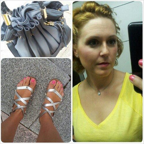 Look de verano con camiseta amarilla y sandalias romanas plateadas Look de verano con camiseta amarilla y sandalias romanas plateadas