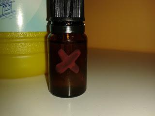 Gotero con lejía y aspa roja gotero con lejia y aspa roja