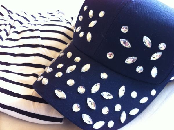 En las rebajas de las rebajas gorra brillantes h&m y vestido rayas h&