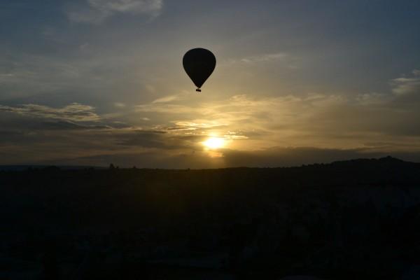 Globos aerostáticos creando un fabuloso paisaje en el alba de Cappadocia