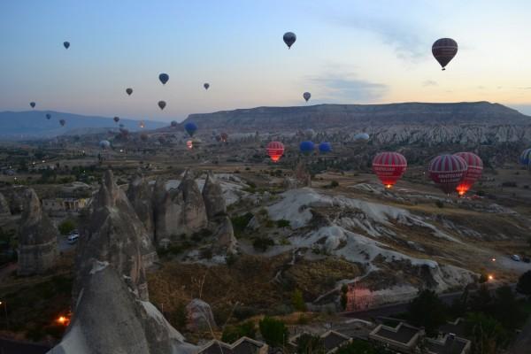 Globos aerostáticos creando un fabuloso paisaje en el alba de Cappadocia