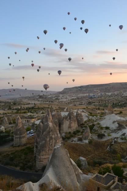 Globos aerostáticos creando un fabuloso paisaje en el alba de Cappadocia