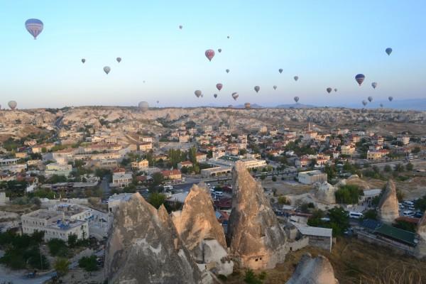 Globos aerostáticos creando un fabuloso paisaje en el alba de Cappadocia